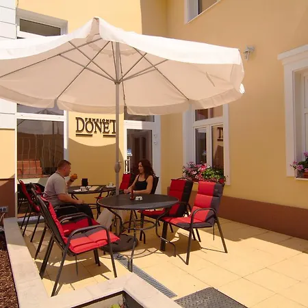 多奈特膳食公寓