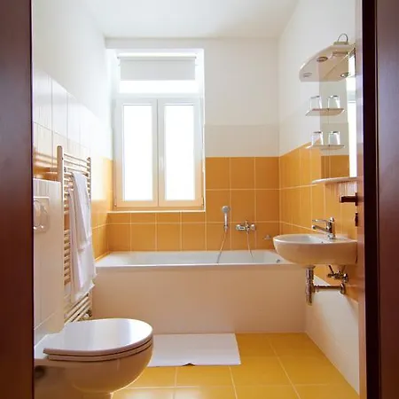 多奈特膳食公寓