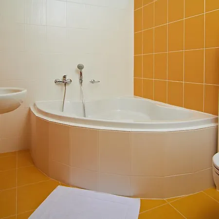 多奈特膳食公寓